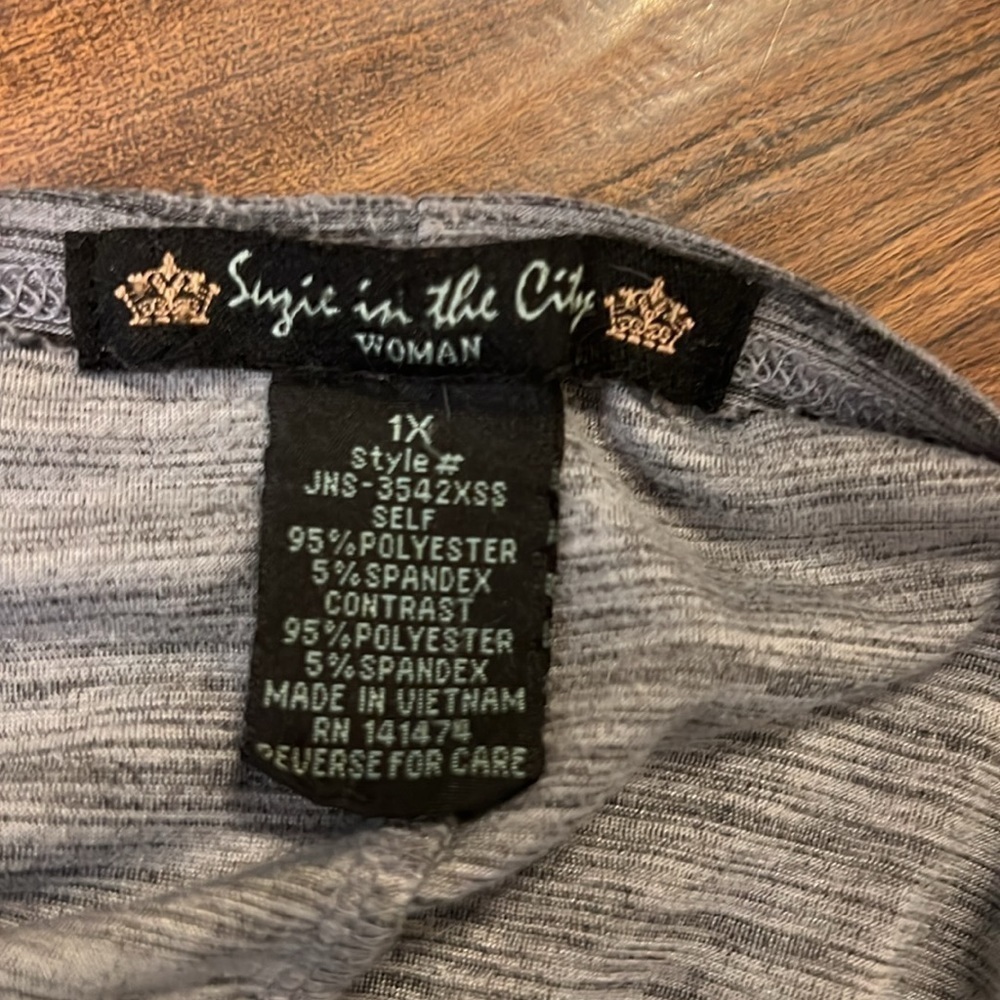 Suzie In The City Plus Size Two-Toned Top, Sz. 1X. - Picture 5 of 6
